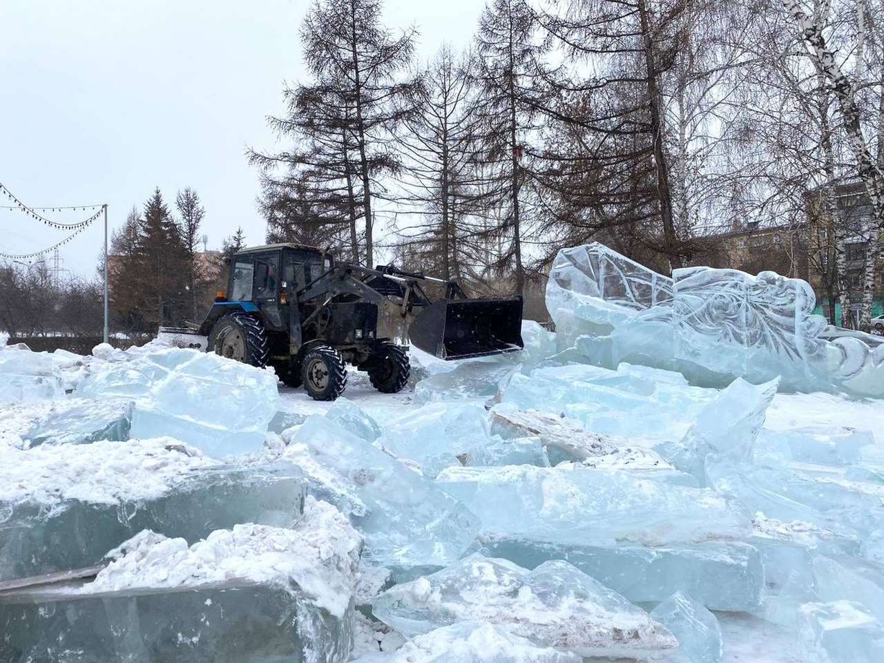 Трактор сносит новогодние скульптуры в Красноярске