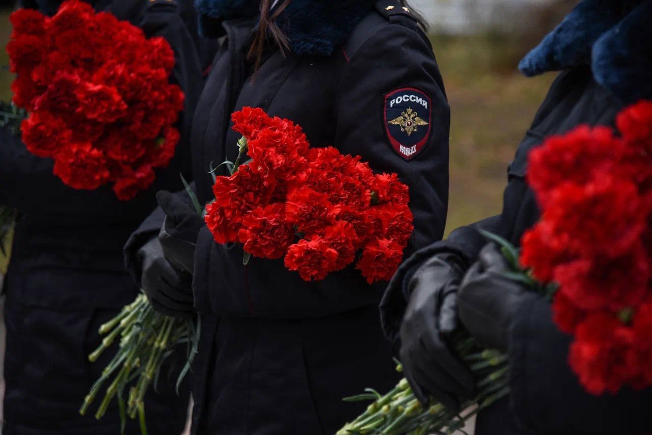 Возложение цветов у храма в честь погибших полицейских