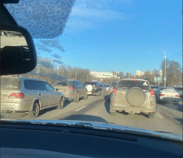 Застрявшие во внезапной пробке водители не могут понять, что случилось. Они оставляют множественные сообщения с вопросами