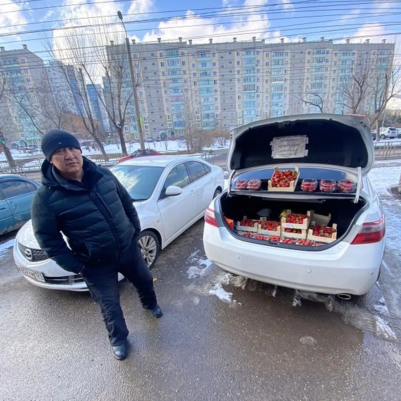 Красноярцев призывают не покупать клубнику с машин