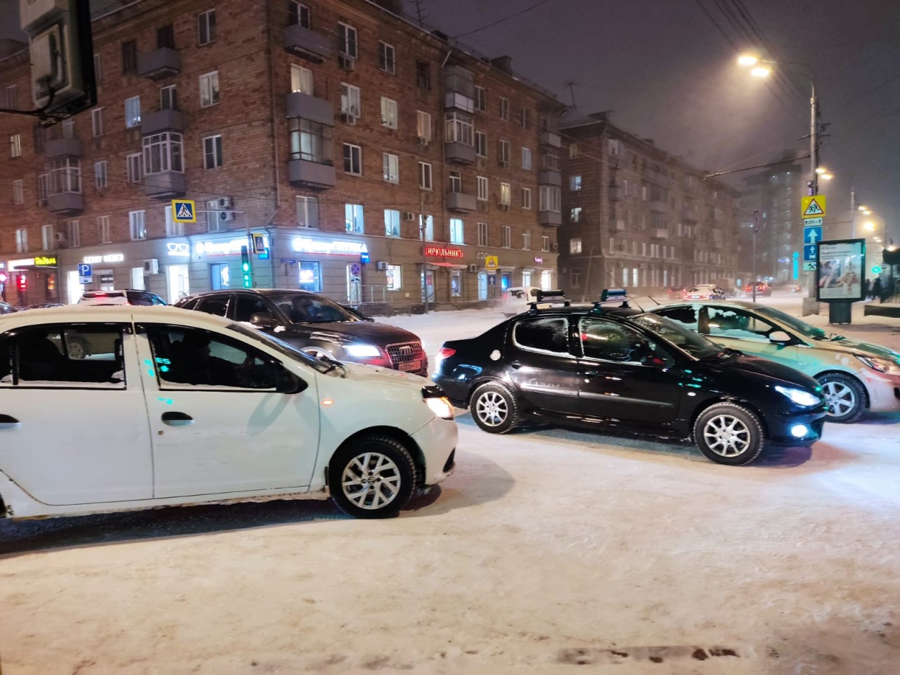 Заваленный снегом Красноярск встал в 9-балльные заторы