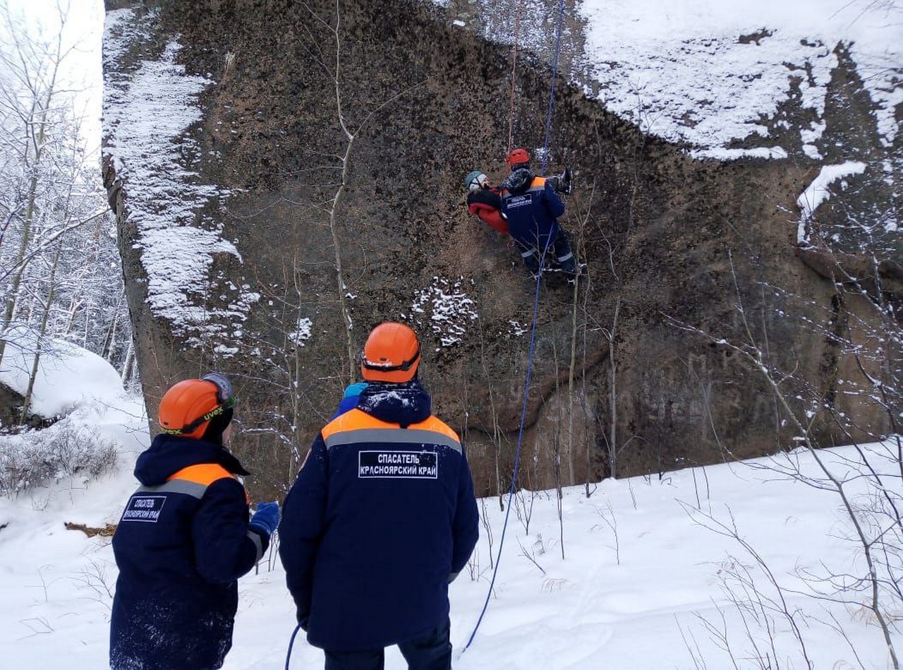 Эвакуация девушки на Столбах