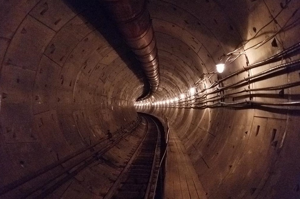 Выработки Красноярского метро старые - тоннель уходит вдаль