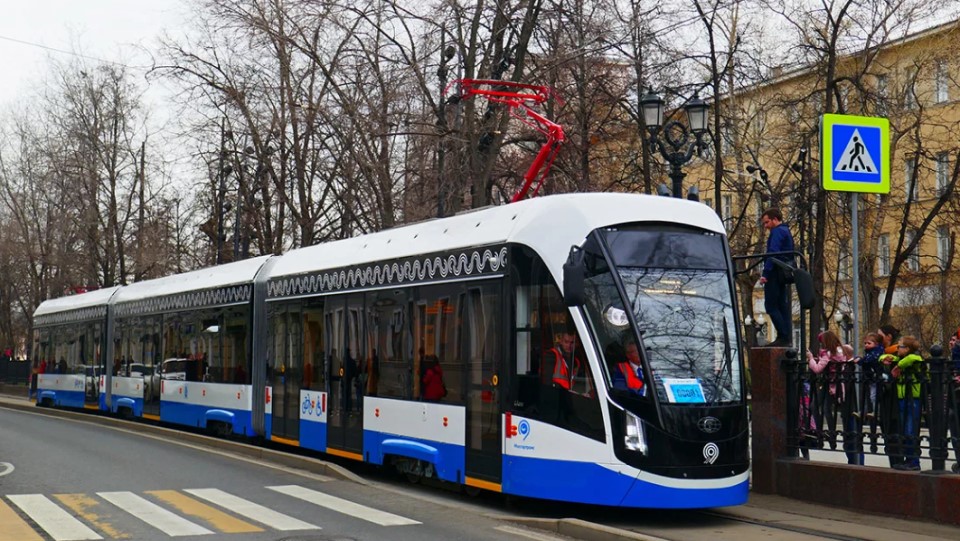 Трамвай трехсекционный "Лев"
