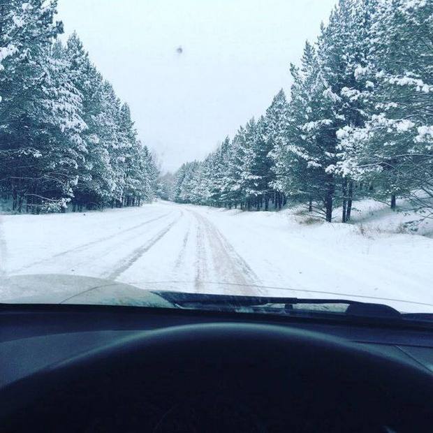 Заснеженная и обледеневшая дорога после сильного снегопада