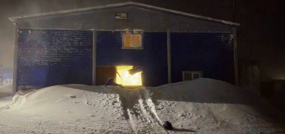 Пьяный северянин на снегоходе влетел в окно больницы и погиб