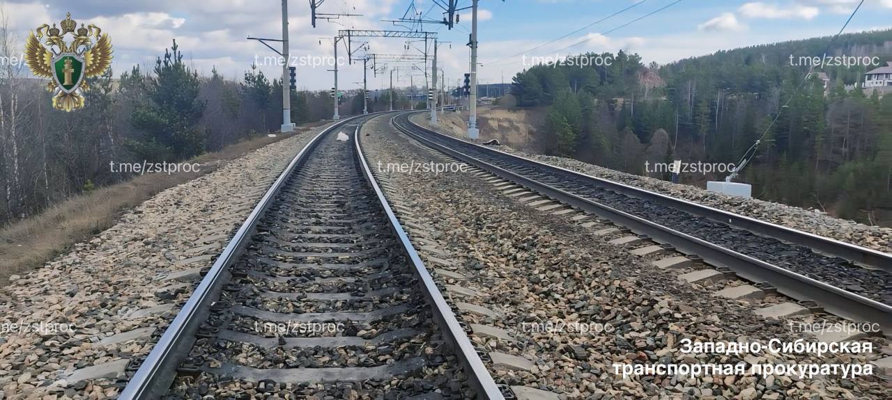 Поезд сбил двух человек у станции Минино в Красноярском крае