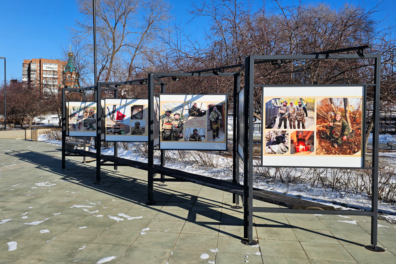На набережной открылась выставка фотографий и творчества бойцов СВО