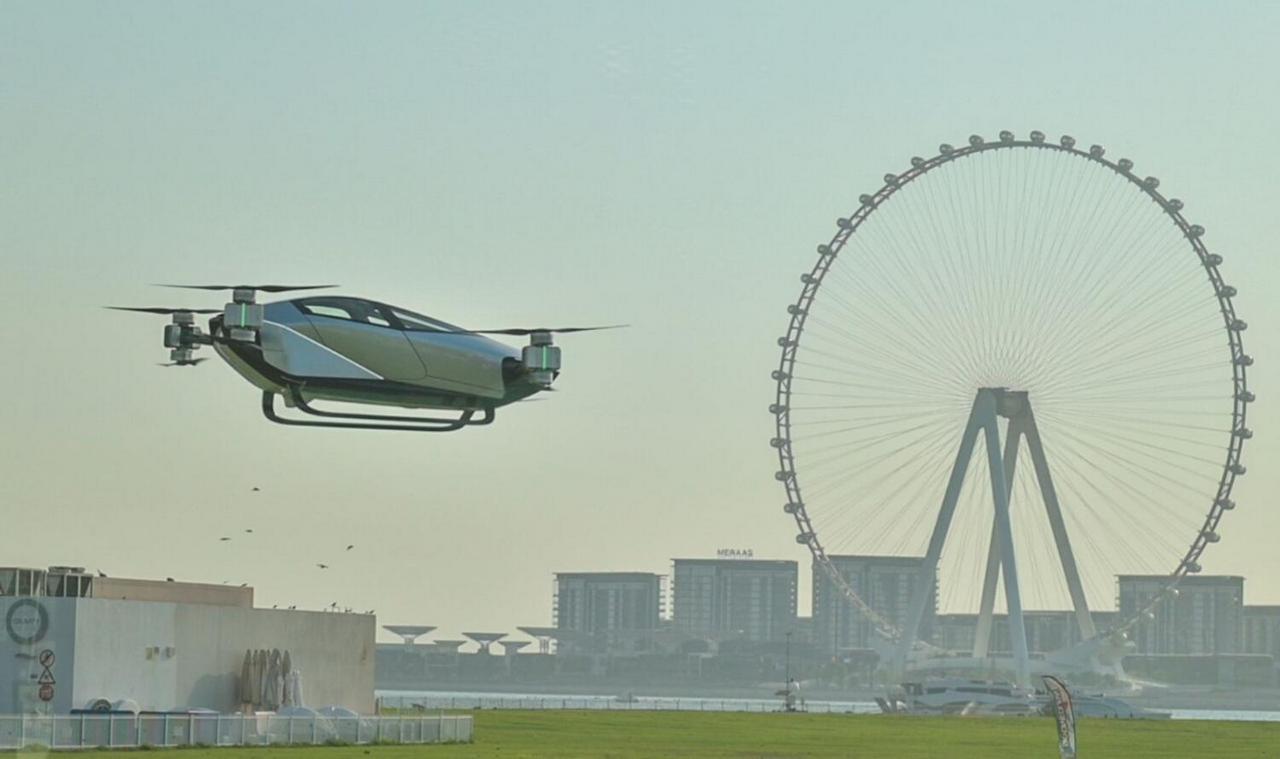 Летающий автомобиль над Дубаем