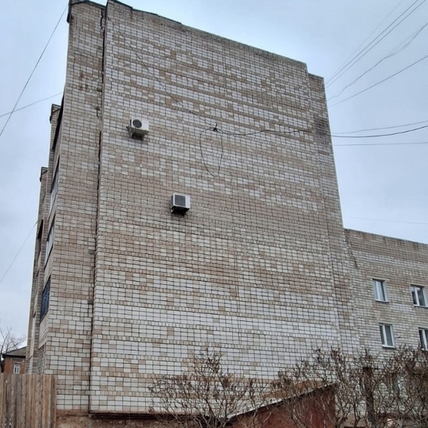 Многоэтажный дом в Минусинске пошел трещинами: в аварийной ситуации разбирается следком