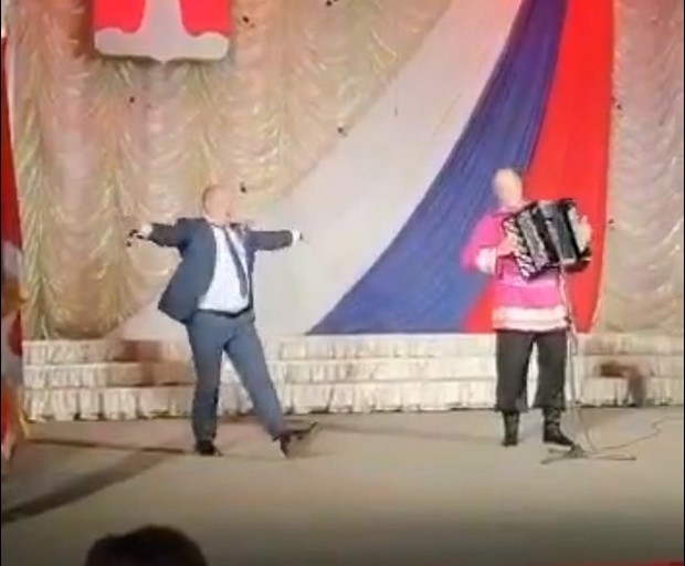 Артем Черных танцует под аккомпанимент баяниста