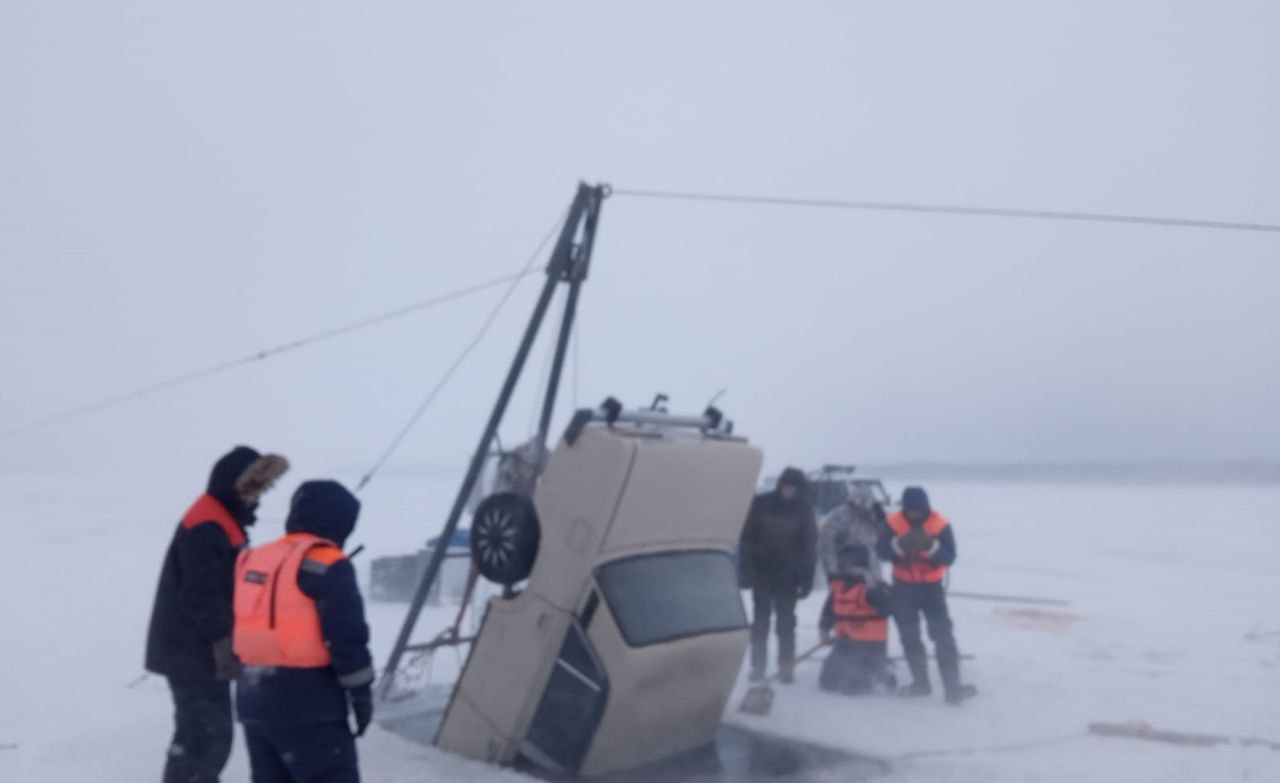 Спасатели подняли машину с глубины 45 метров