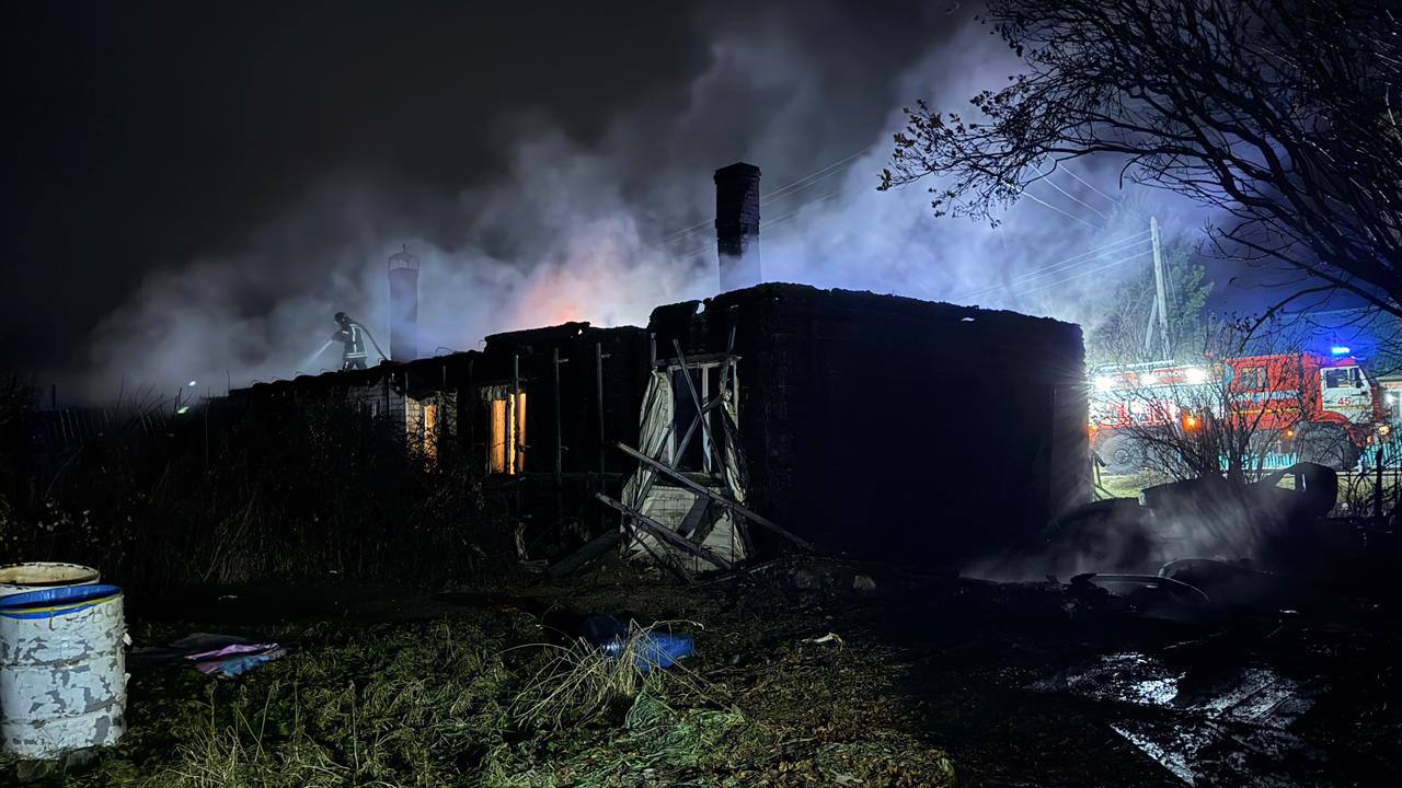 Дом после пожара, где погибли мать с сыном