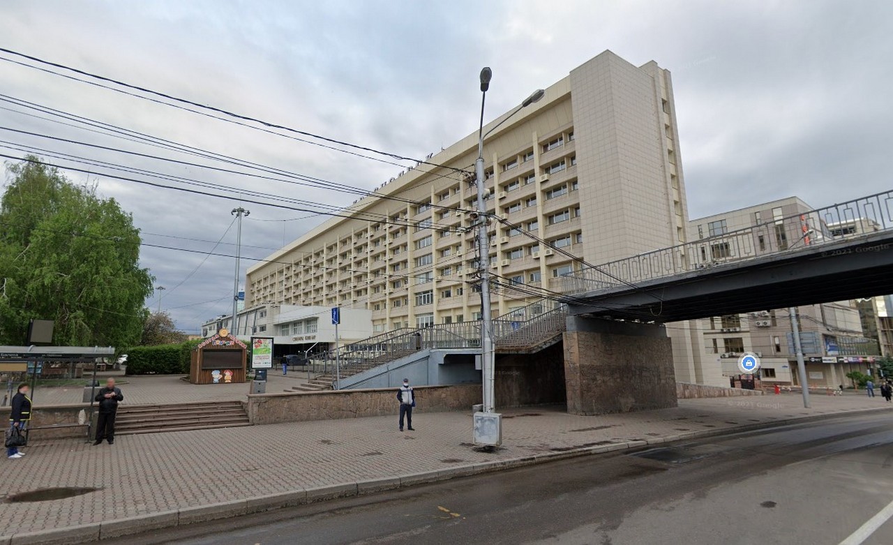 Бар находится в известной гостинице "Красноярск"
