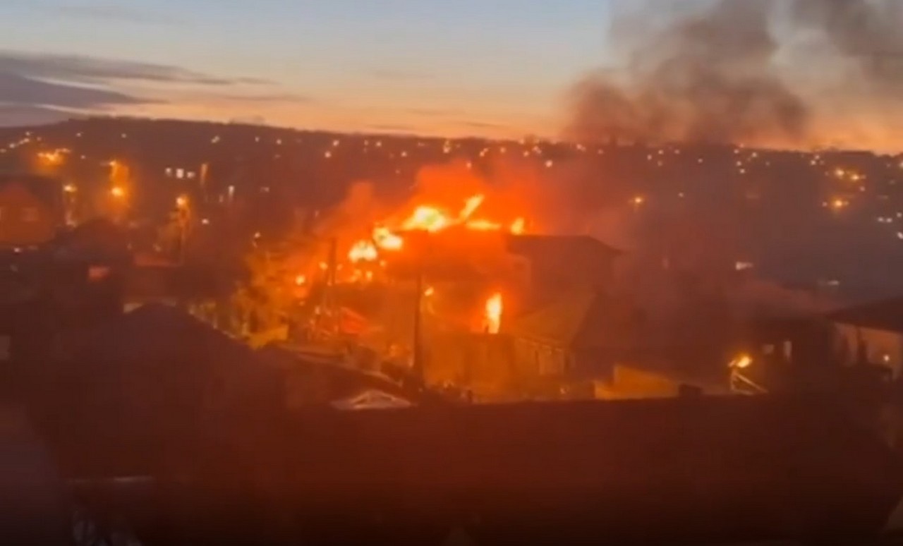 Дом охватил сильный пожар после падения самолета