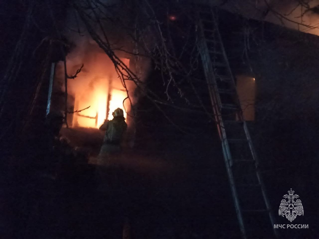 Два человека погибли в сильном пожаре под Канском