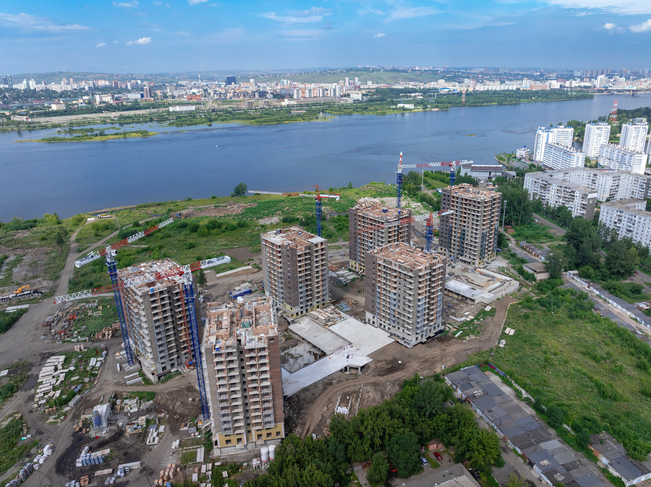 Застройка участка уже ведется, и судя по всему, она все-таки продолжится.