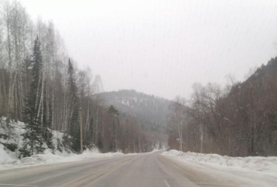 Красноярские трассы снова завалило снегом