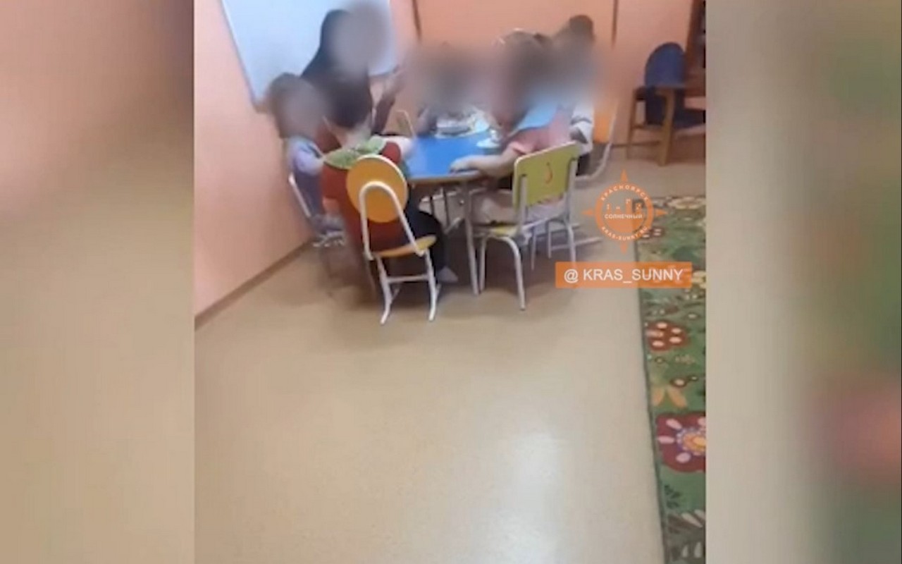 Поведение воспитателя засняли на видео