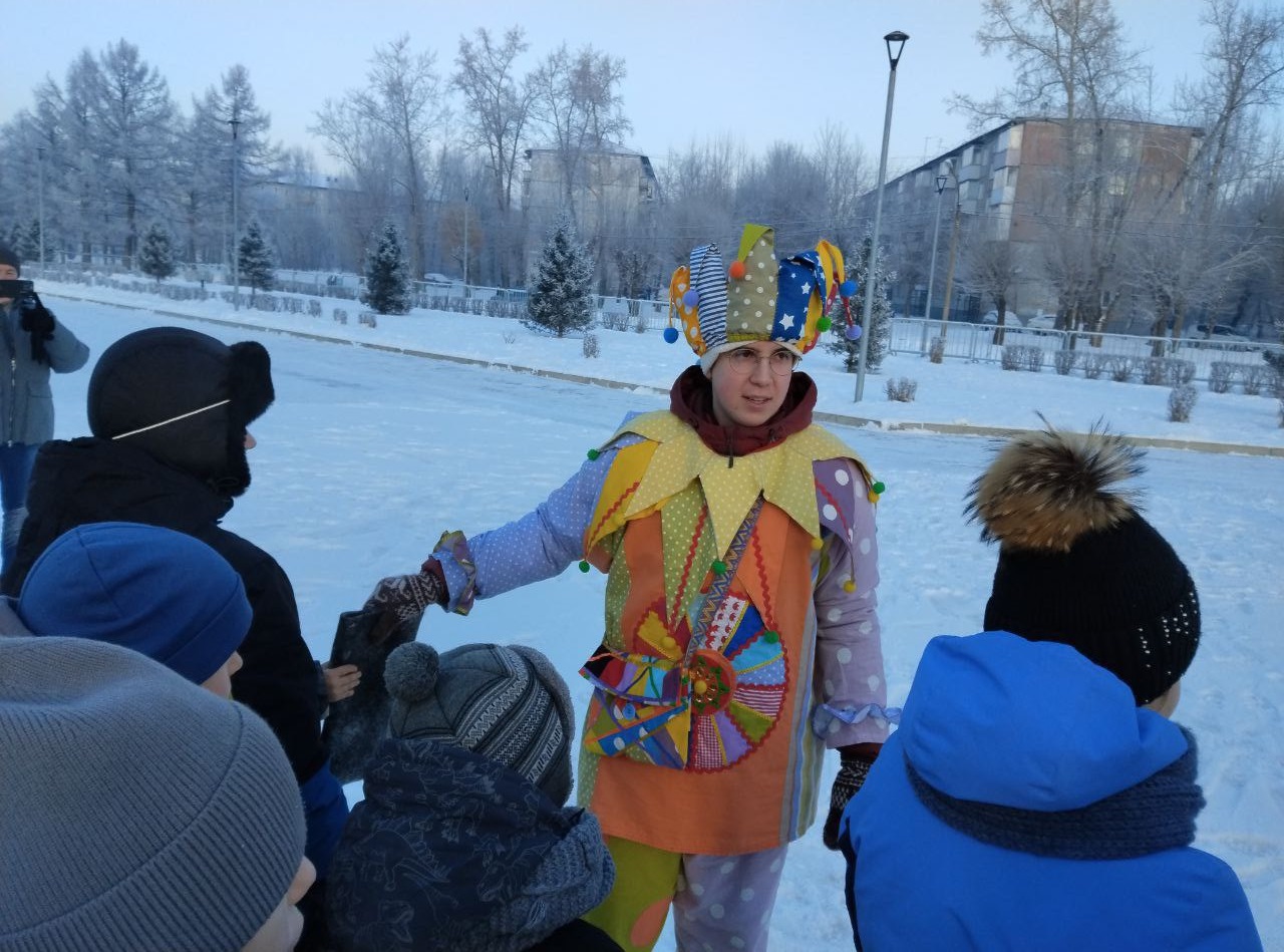 Зимние забавы у елки