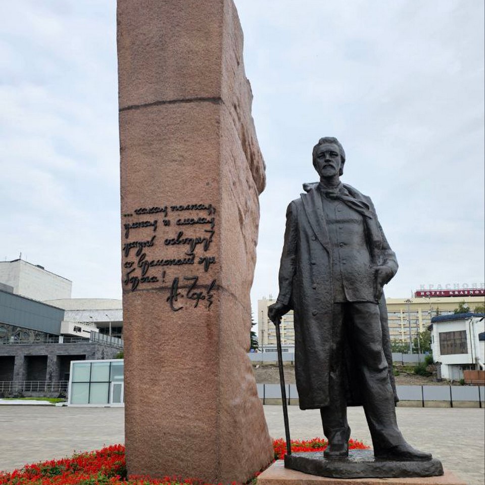 Памятник Чехову вернули на Театральную площадь