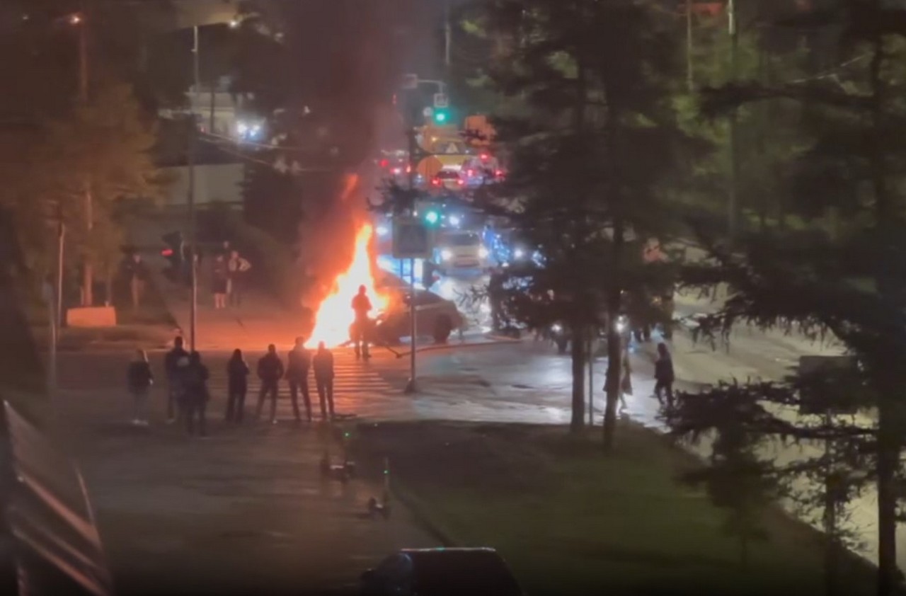 Машина эффектно сгорела в центре Красноярска
