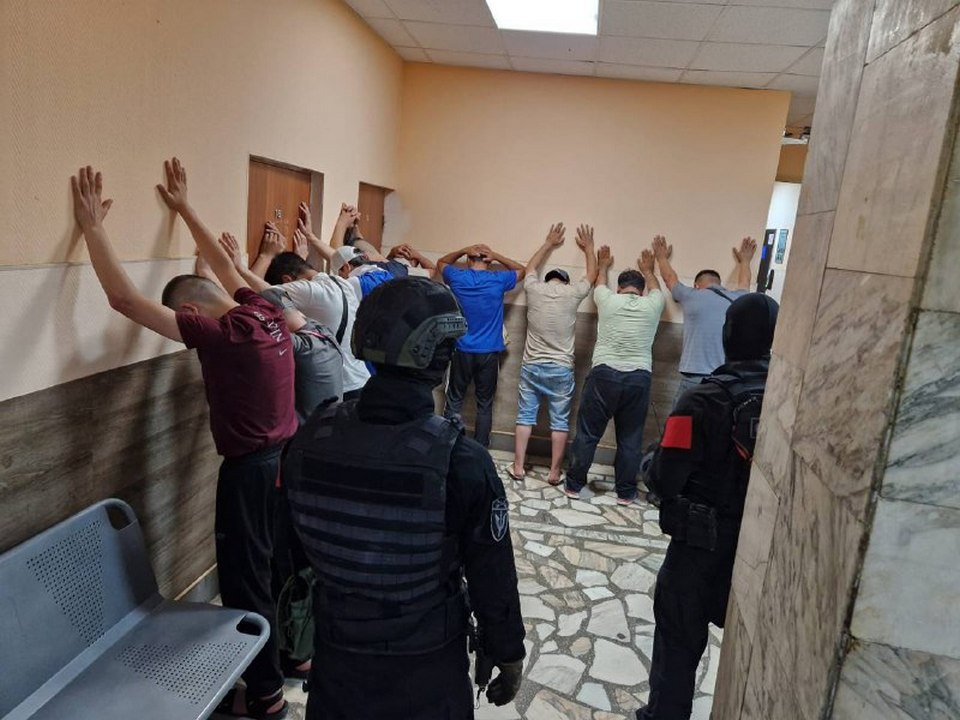 Еще 7 мигрантов выдворят из Красноярска