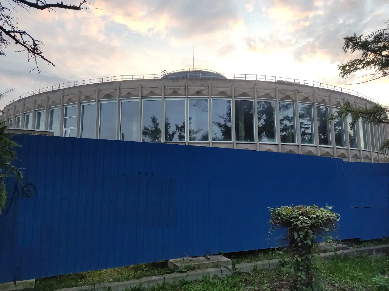 Цирк за забором
