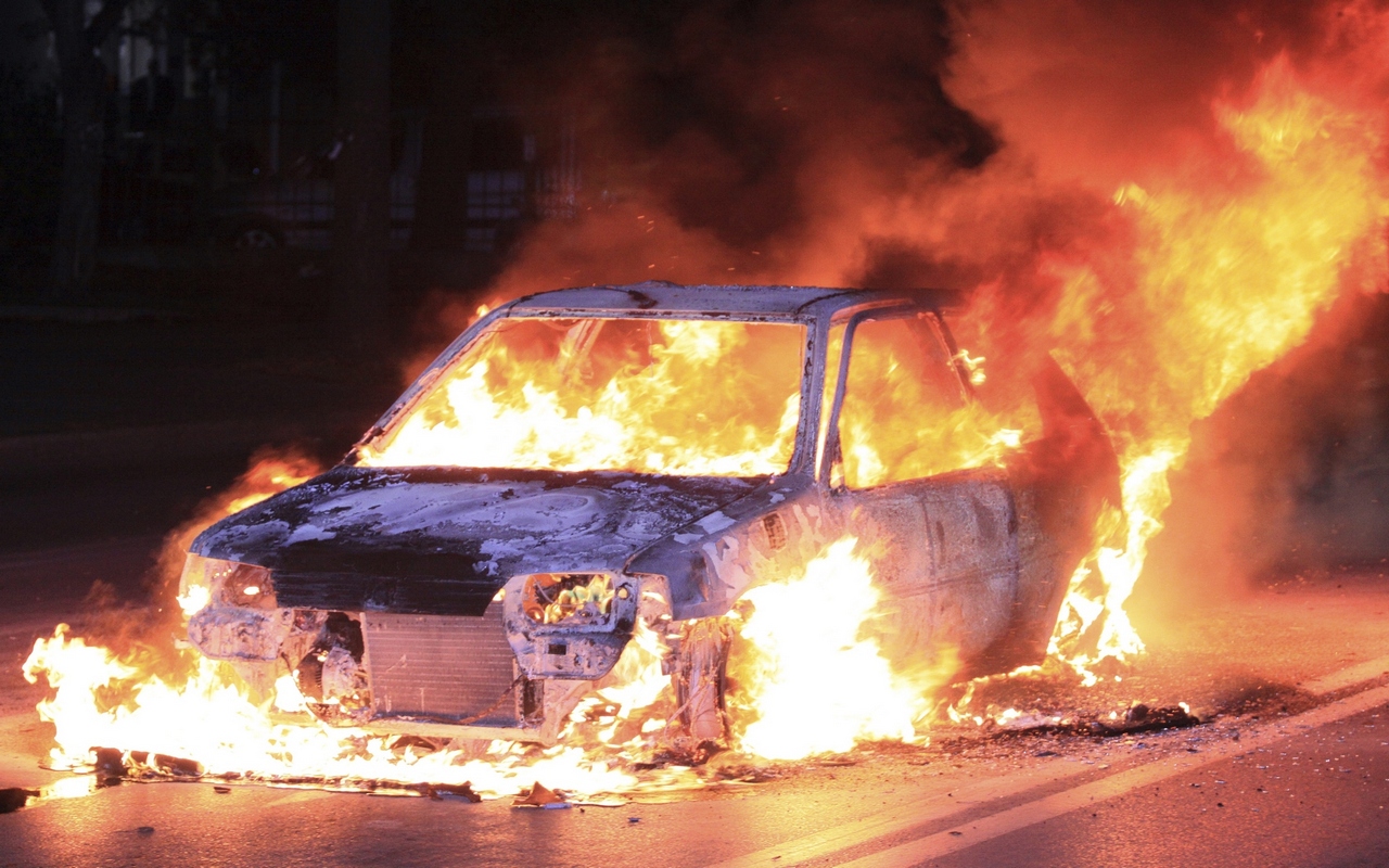 Машина полностью сгорела, а протрезвевший поджигатель сам сдался полиции