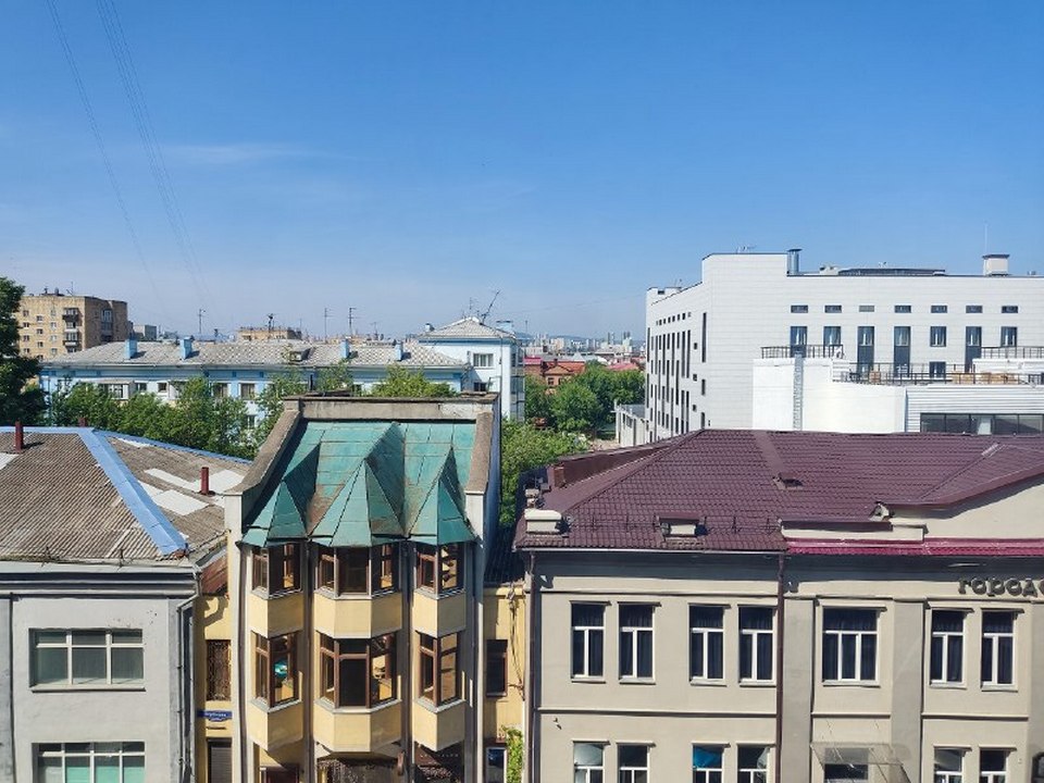 Крыши центра Красноярска: красные, зеленые, коричневые, серые