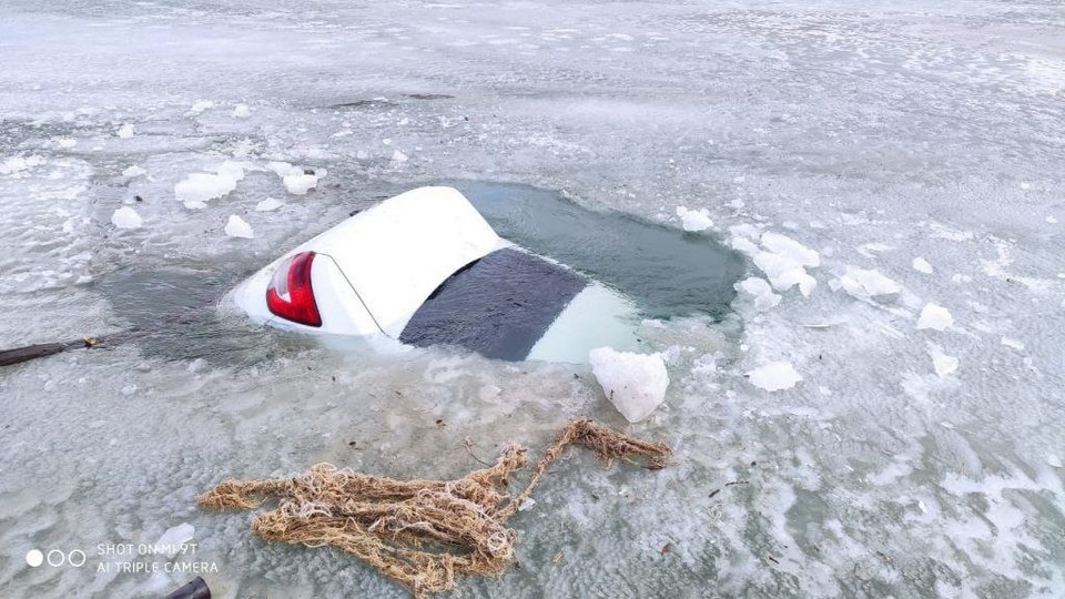 Затонувшая машина на Красноярском море