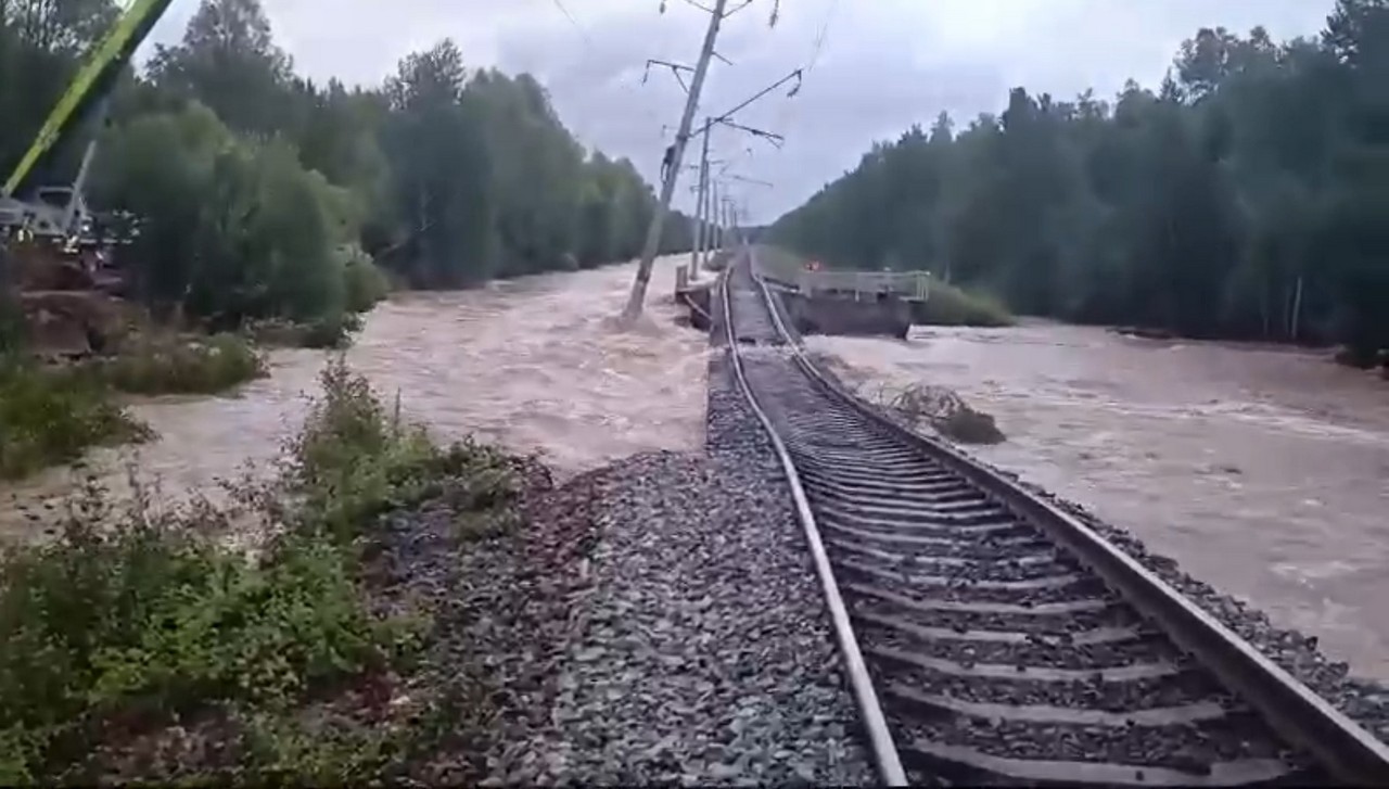 Насыпь размыло на участке в 1 километр