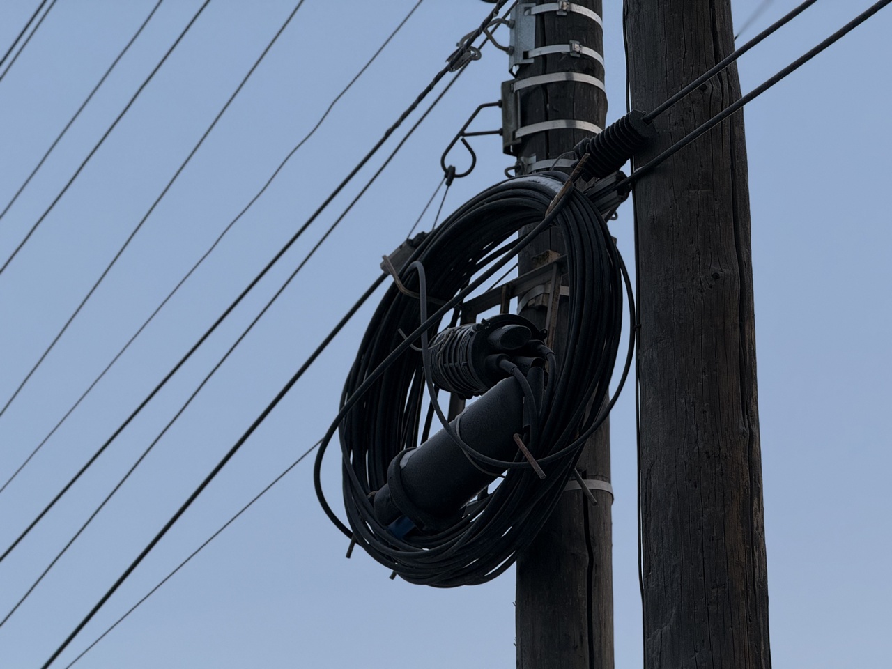 145 тысяч незаконных подвесов линий связи на сетях выявили в Сибири