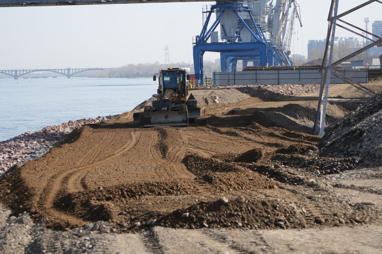 Строительство дороги из Пашенного на Николаевский мост. На месте ведутся земляные работы