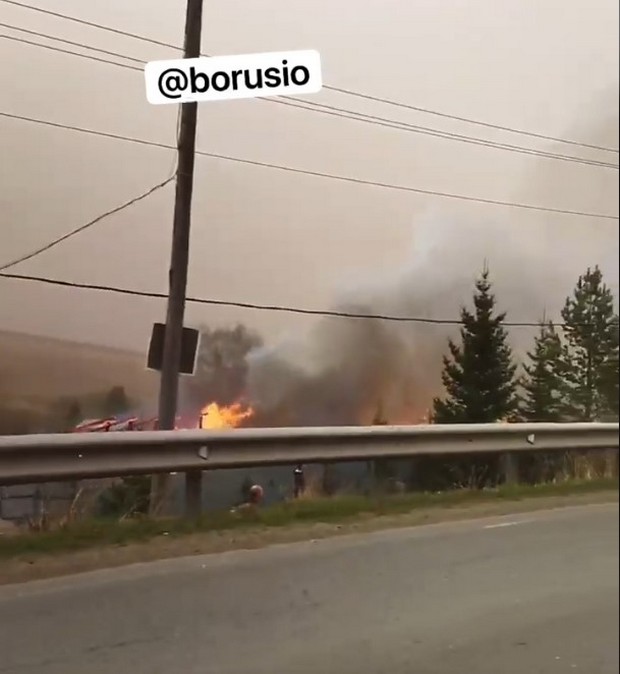 Пожары бушуют на дачах в окрестностях Красноярска