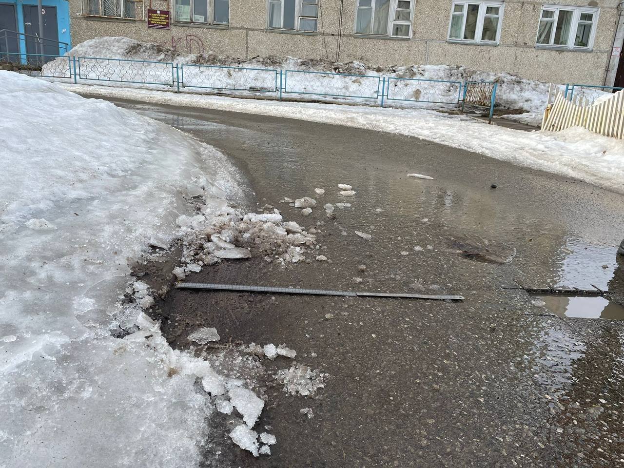 Проверка асфальта во дворе после укладки