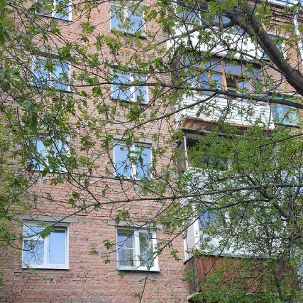Дом, где мальчик упал и окна