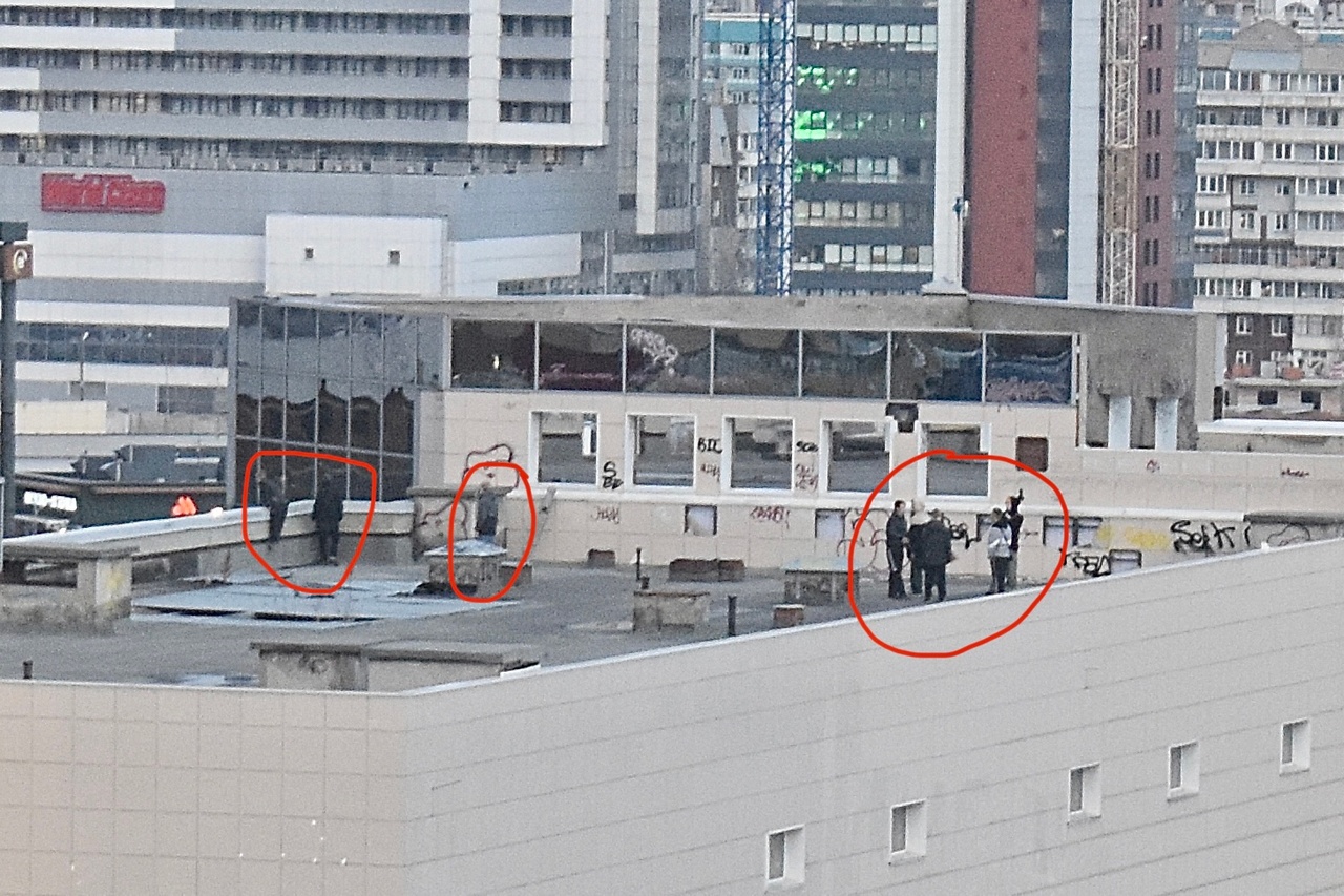 Подростки беспрепятственно попадают в здание, которое никак не охраняется
