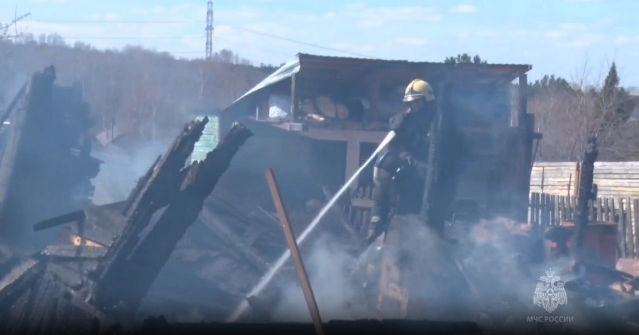 Три дома сгорели в Красноярске на Стасовой