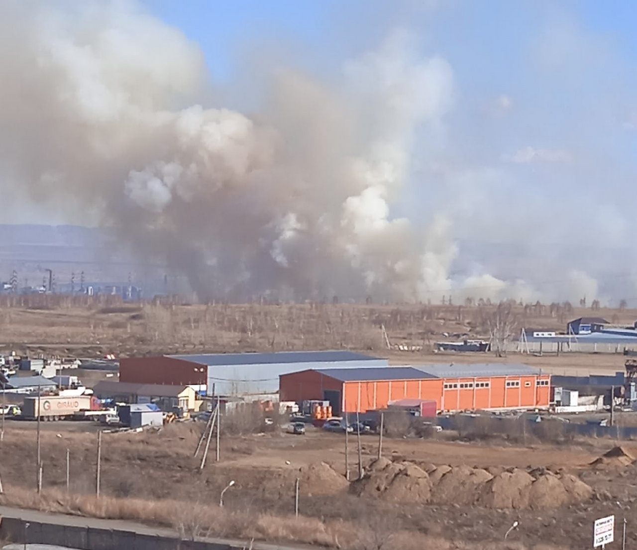 Пожар травы в Красноярске
