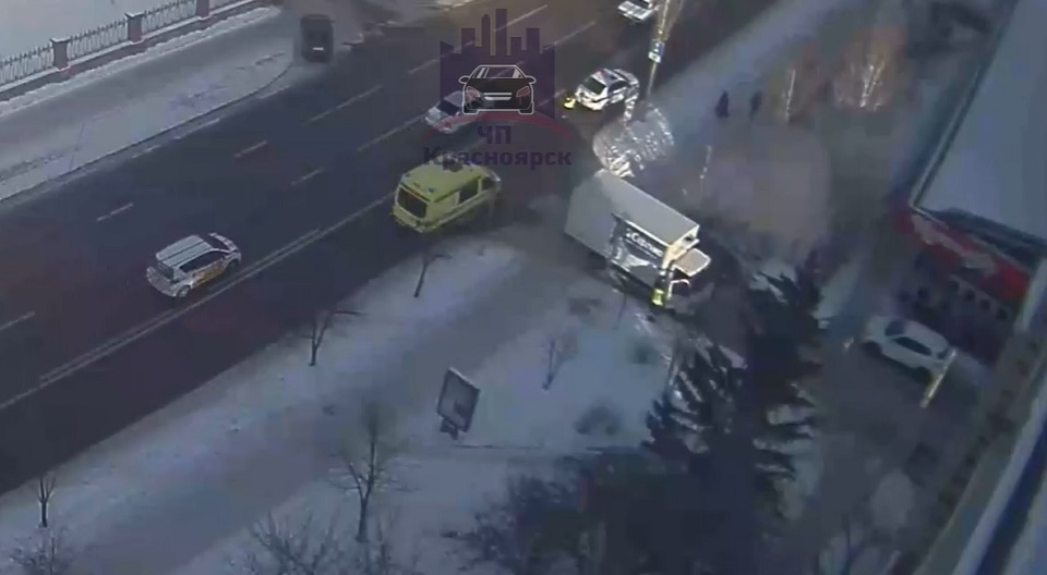 В центре Красноярска грузовик сбил 90-летнего пешехода