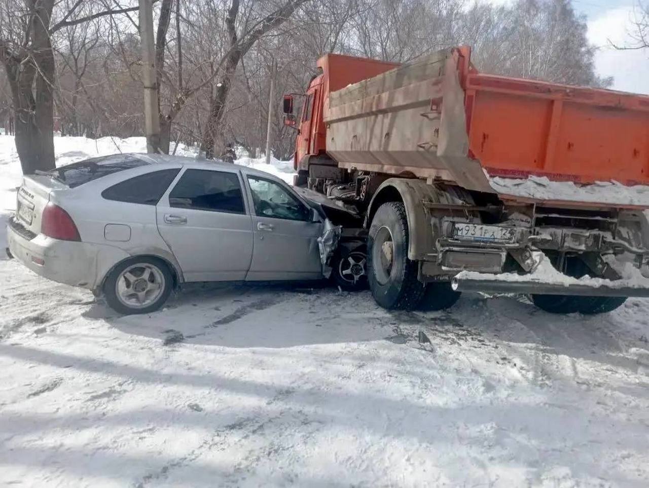 Житель края убегал от ГАИ и влетел под КамАЗ