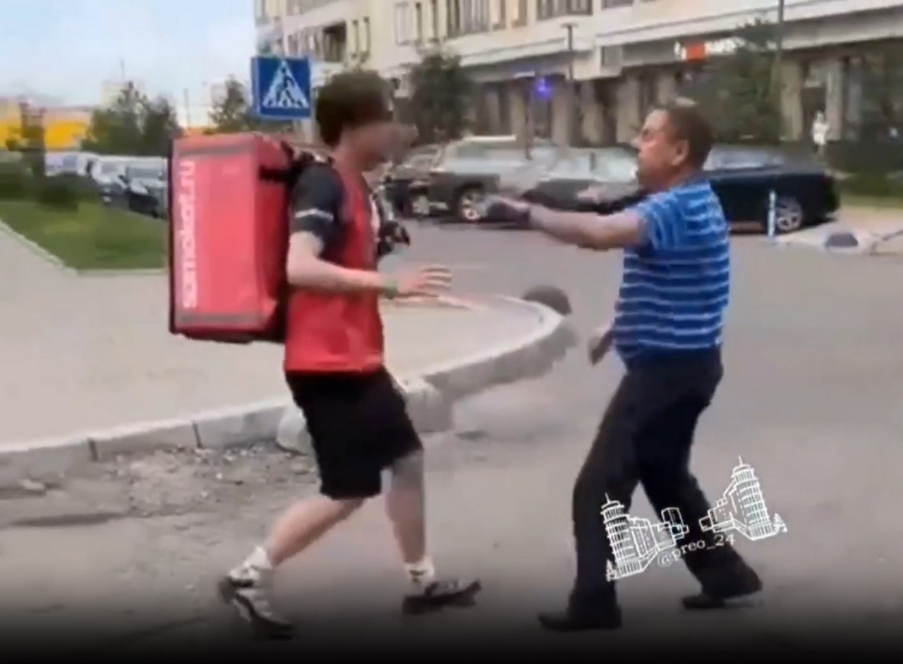 По словам очевидцев, курьер грубо нарушил ПДД