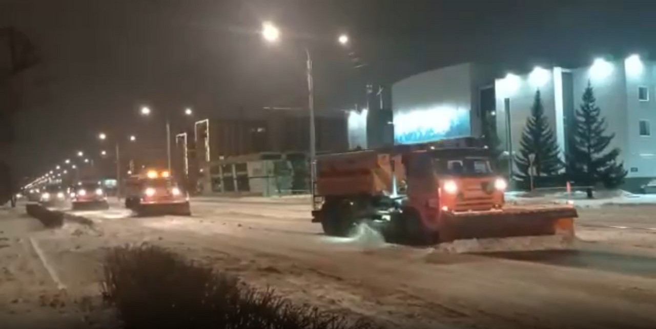 Снег в Красноярске чистят по ночам, чтобы не мешать движению