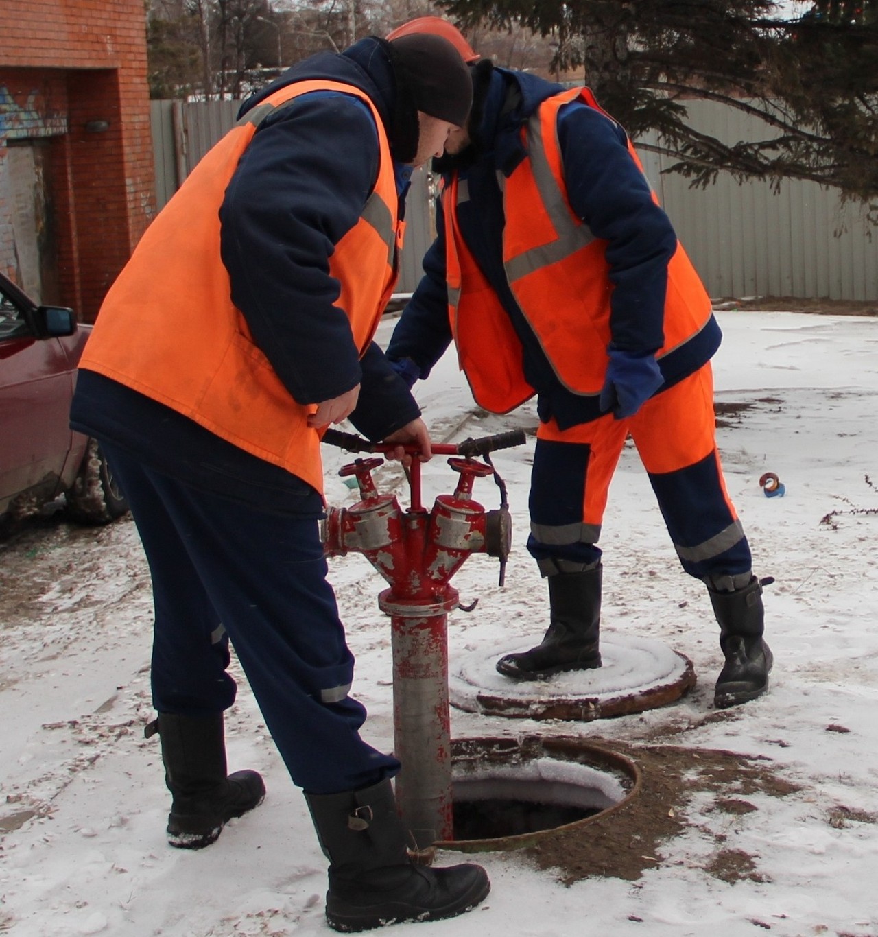 КрасКом проверяет пожарные гидранты на новогодних площадках
