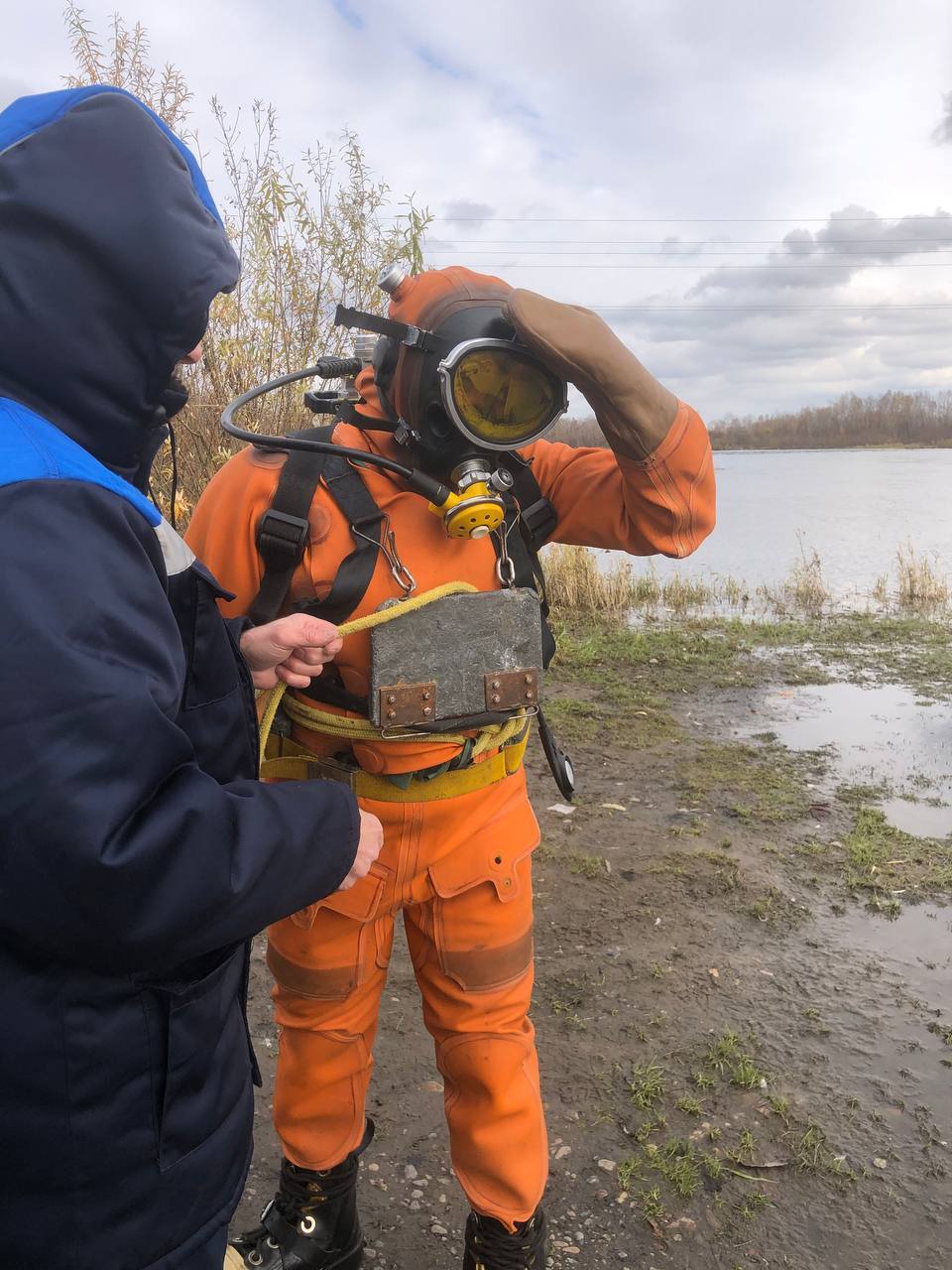 Водолазы обследуют подводные трубопроводы в Енисее