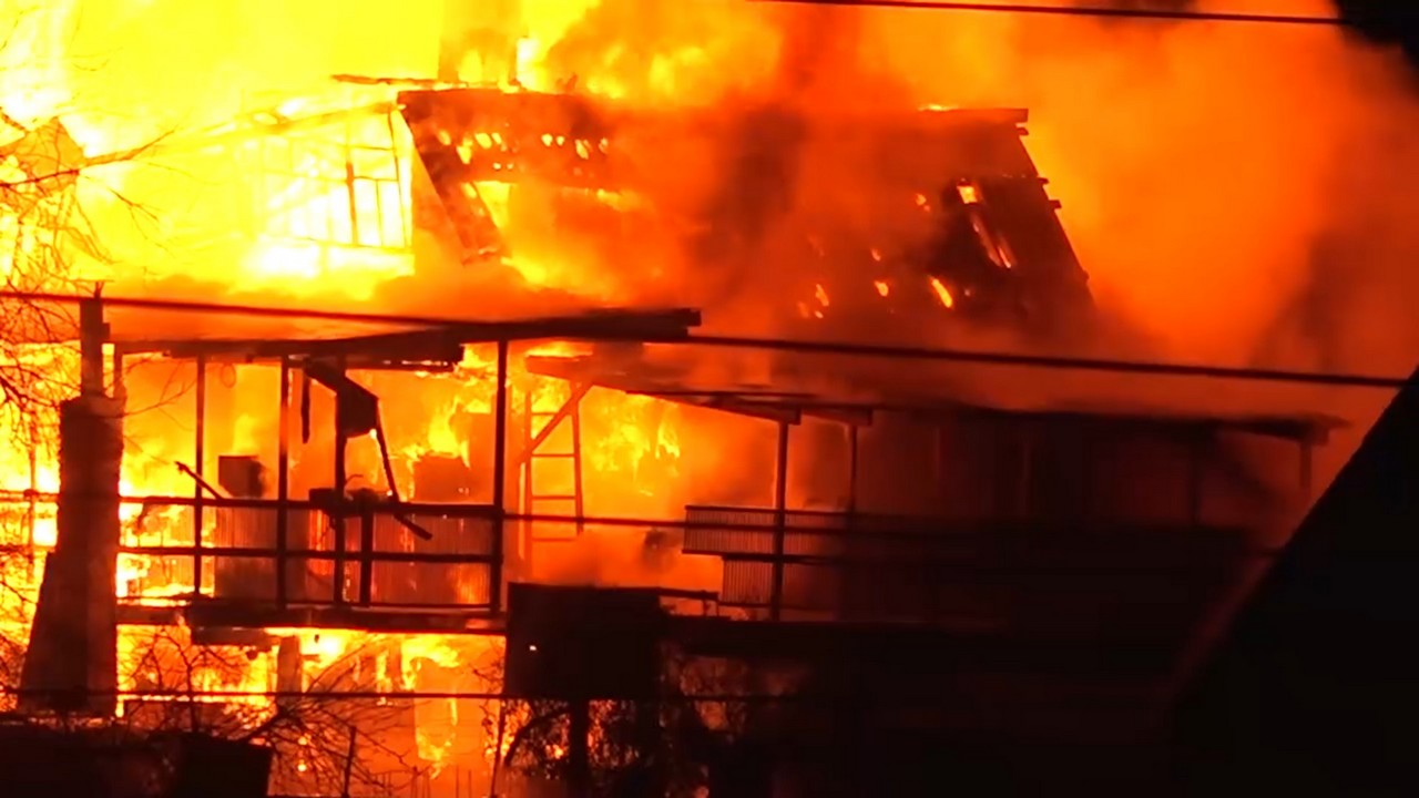Кадры пожара в СНТ №1 в Железногорске. Дом полностью сгорел.