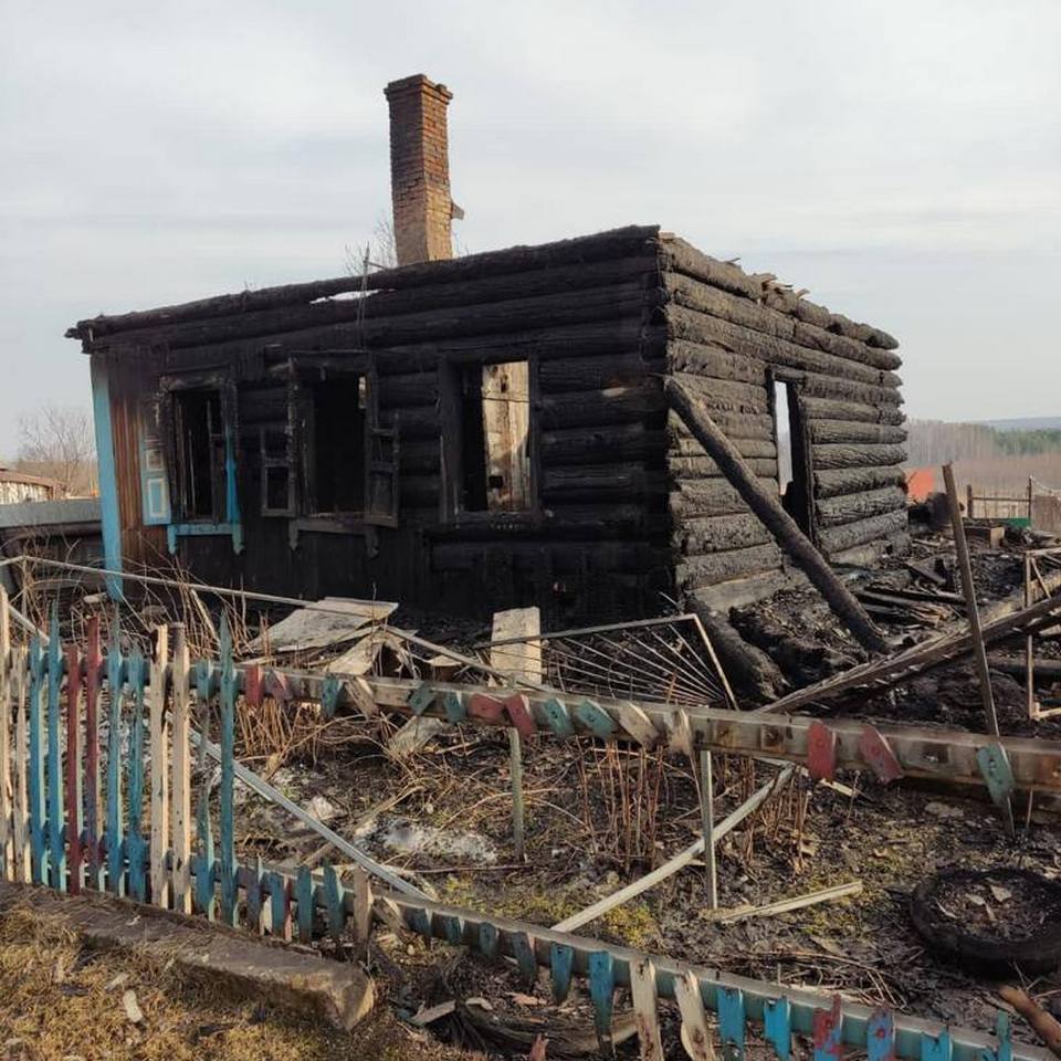 Сгорели два дома, постройки и имущество жителей