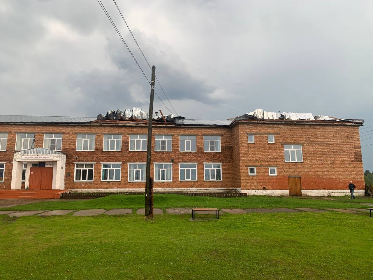 Сорванная крыша школы