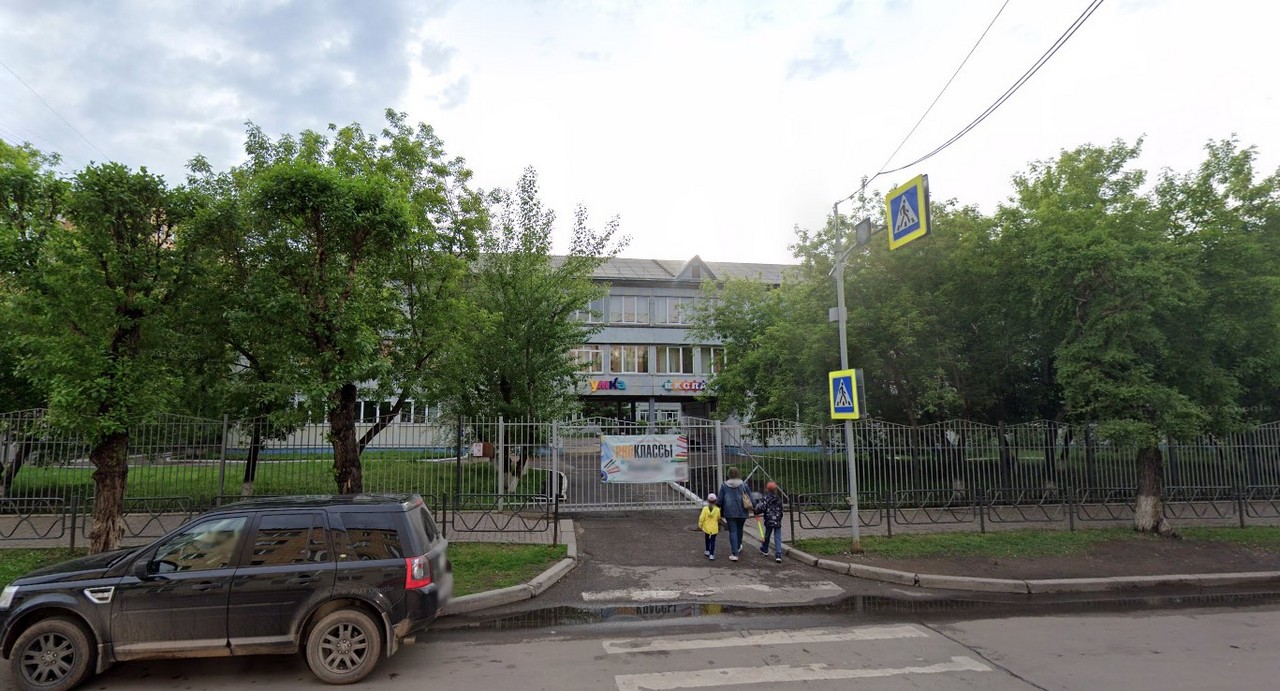 Школа №32 находится в центре города, на ул. Красной Армии